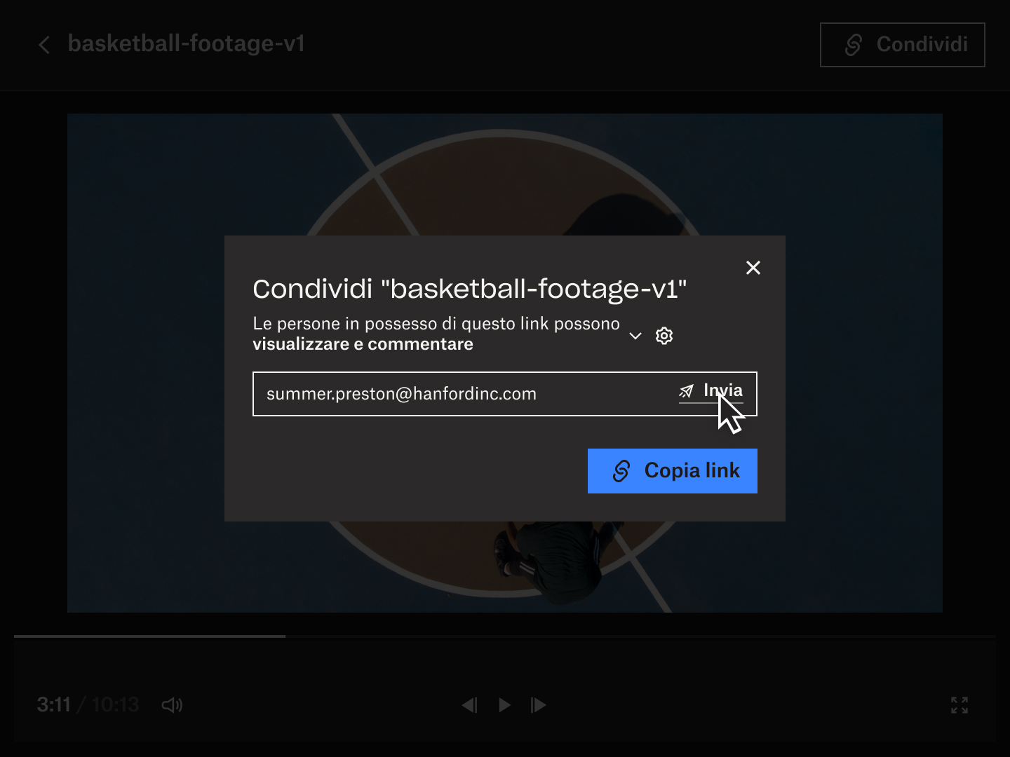 L'interfaccia utente del prodotto mostra come puoi condividere con altri il link a un file per eseguire la revisione di una ripresa utilizzando Replay.