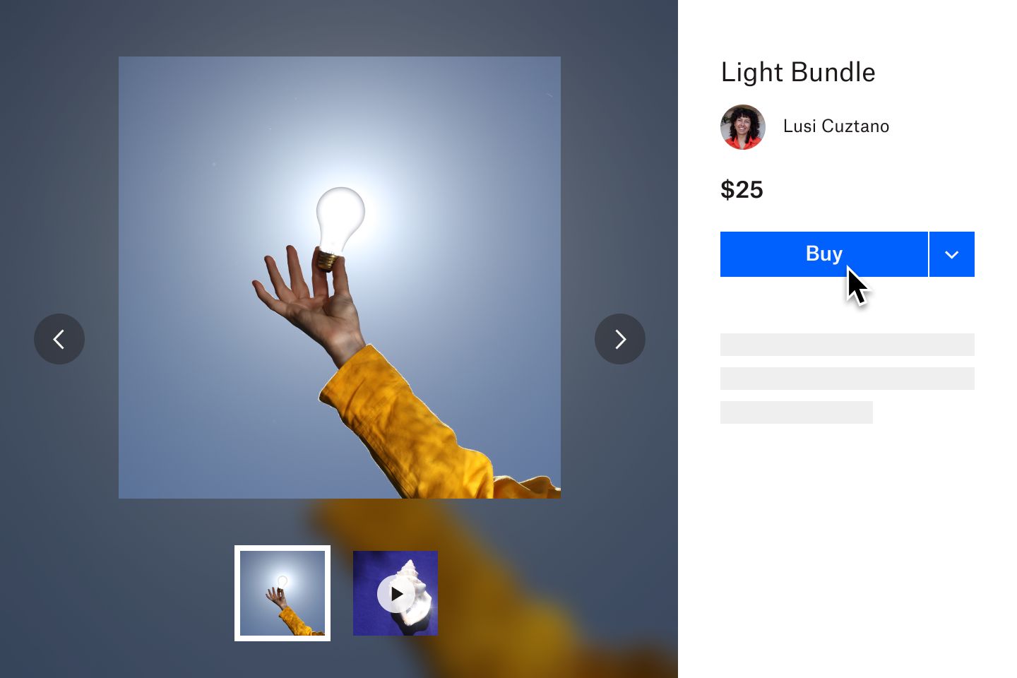 사람 한 명이 빛나는 전구를 들고 있는 25달러짜리 사진 옆에 있는 '구매하기' 버튼을 클릭하는 고객 